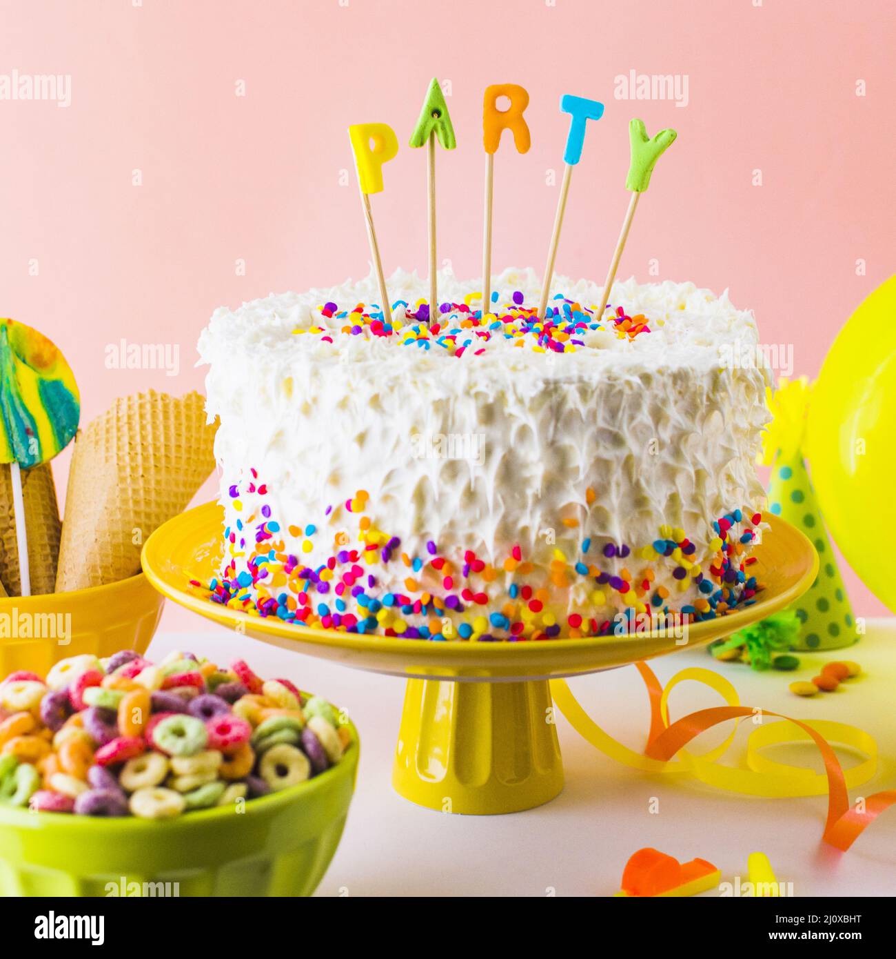 Nahaufnahme leckeren Party Kuchen mit Schüssel froot Loop 2. Hochwertiges, schönes Fotokonzept Stockfoto