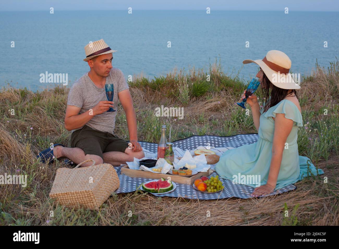 Konzept des Picknicks am Meer während der Sommerferien oder am Wochenende. Stockfoto