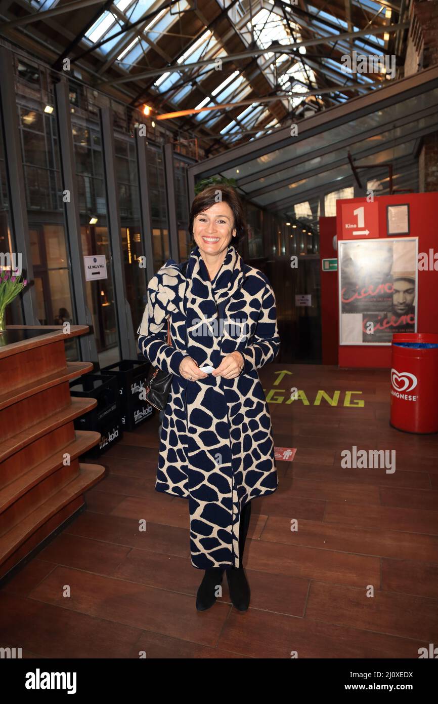 Sandra Maischberger bei der Kino Premiere 'Cicero - zwei Leben, eine Bühne' in den Zeise Kinos.Hamburg am 19.03.2022 Stockfoto