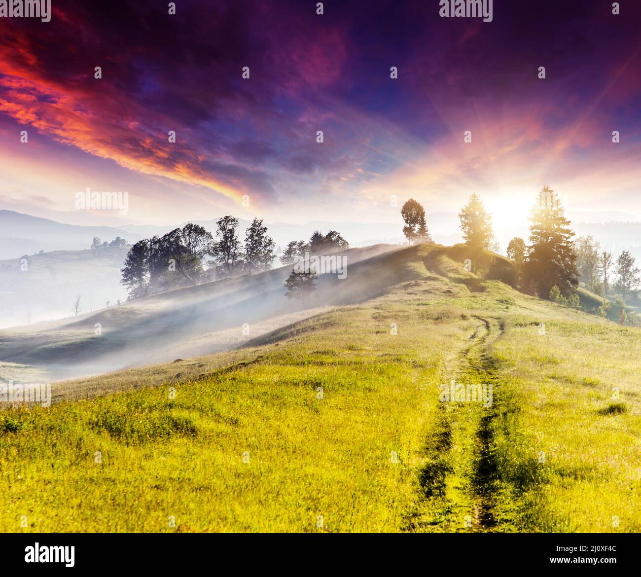 Majestätische Berglandschaft mit bunten Wolken. Dramatischer, bedeckender Himmel. Karpaten, Ukraine, Europa. Beauty-Welt. Stockfoto