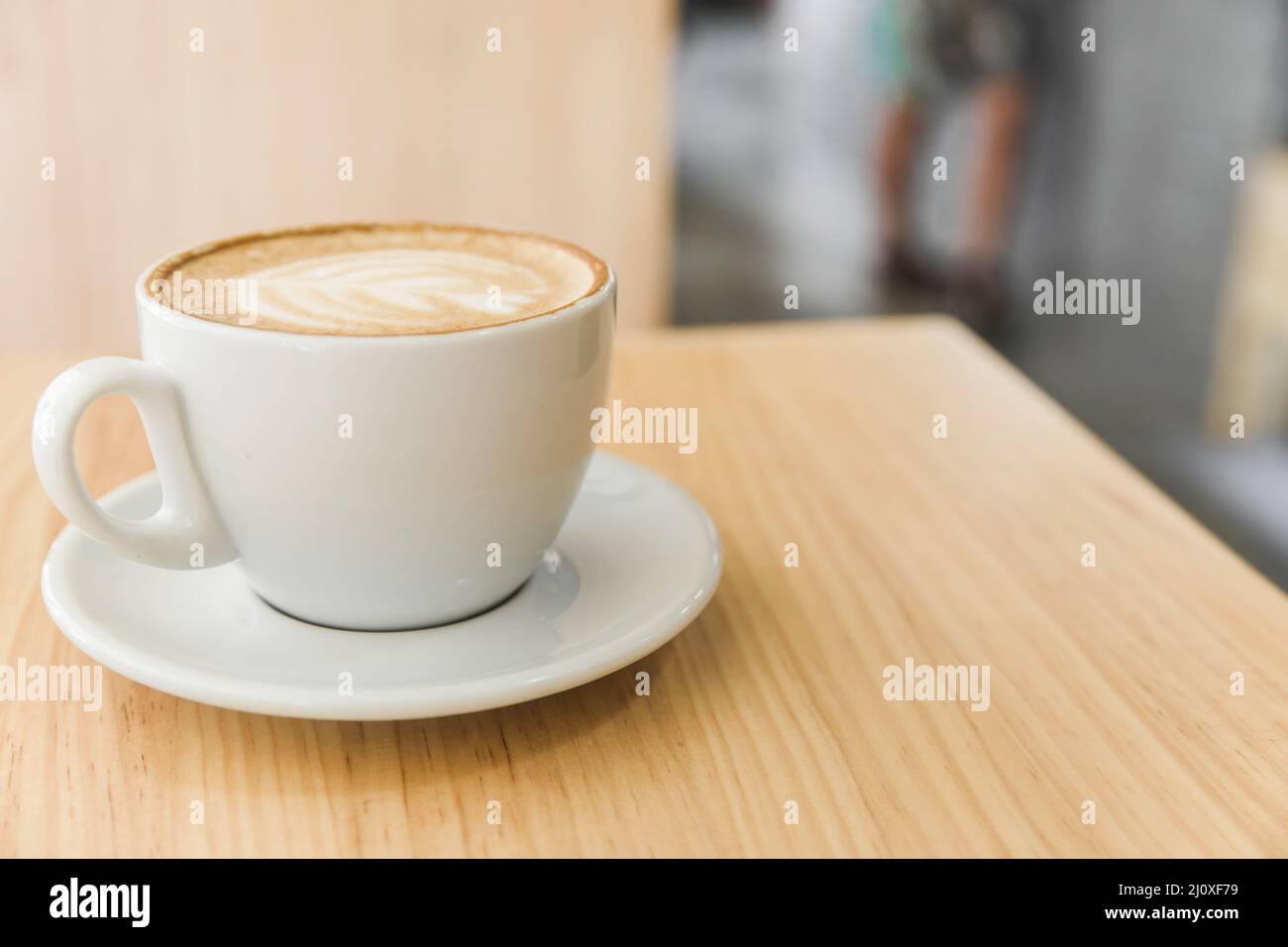 Tasse Art Latte Cappuccino Kaffee Holztisch. Hochwertige Fotos Stockfoto