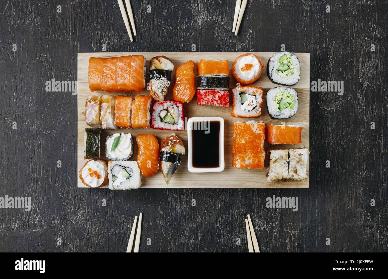 Traditionelles japanisches Sushi-Arrangement. Hochwertiges, schönes Fotokonzept Stockfoto