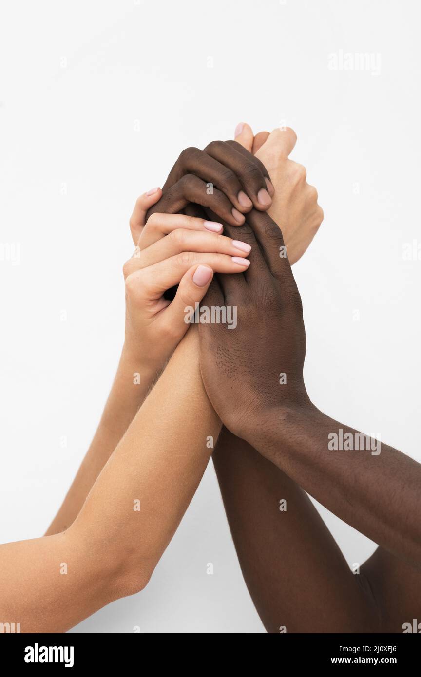 Multirassische Hände kommen zusammen 3. Hochwertiges, schönes Fotokonzept Stockfoto
