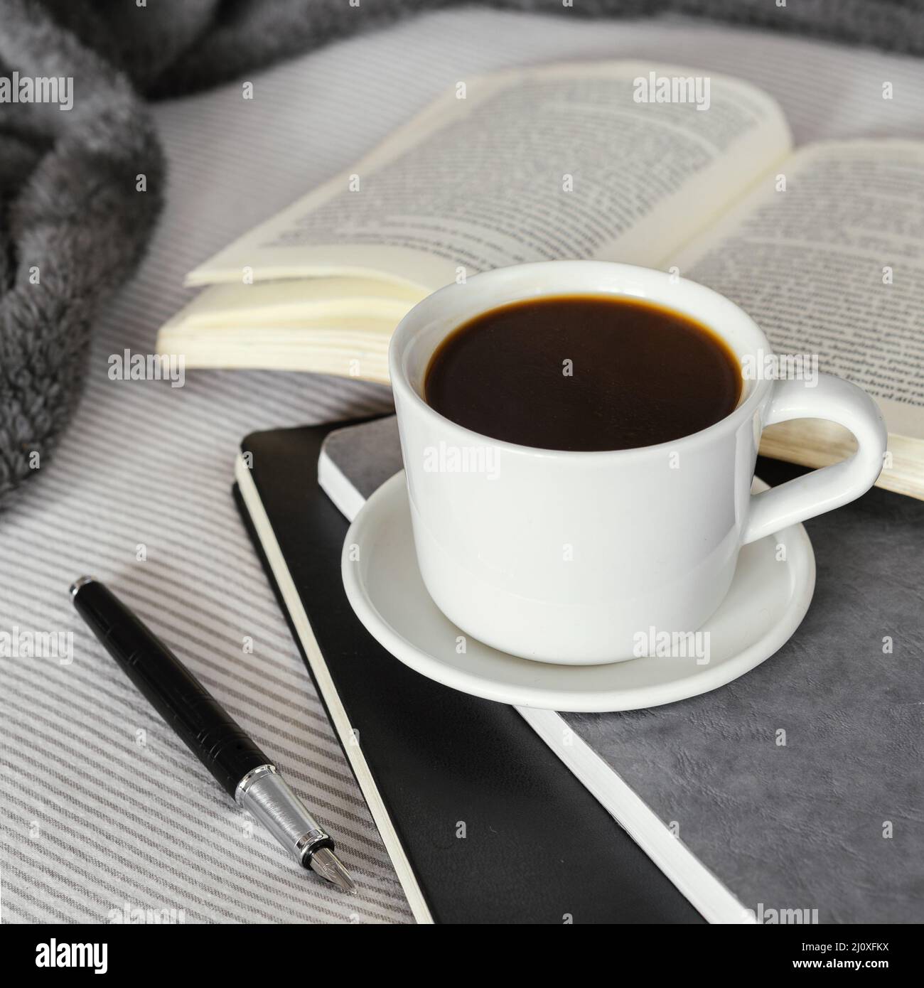 Kaffeetasse Buch hohen Winkel Stockfoto