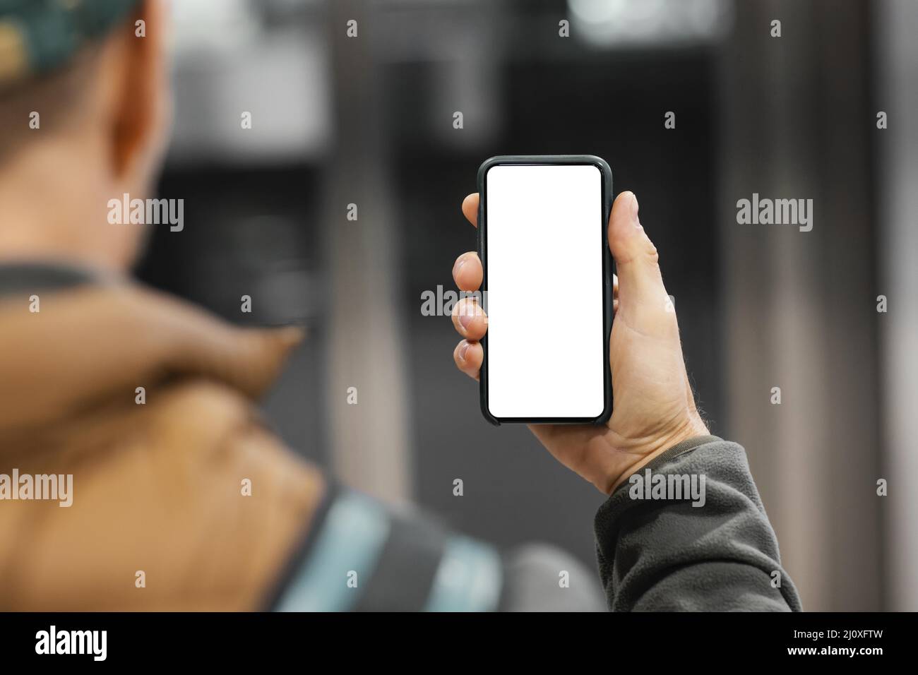 Delivery man mit Paket Aufzug mit mobilen. Hochwertige Fotos Stockfoto