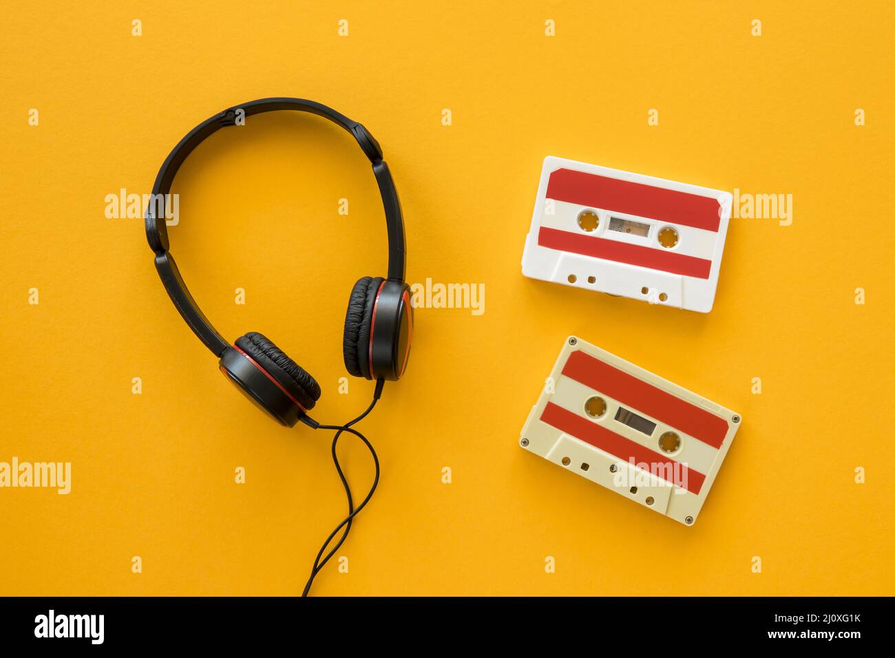 Musikkonzept für Kopfhörer von oben. Hochwertiges, schönes Fotokonzept Stockfoto