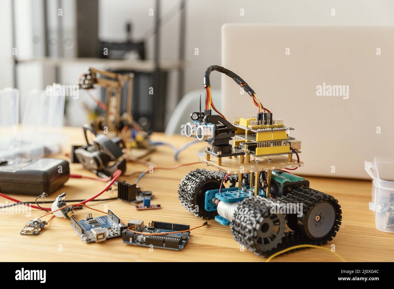 Selbstgemachter Roboter-Schreibtisch. Hochwertiges, schönes Fotokonzept Stockfoto