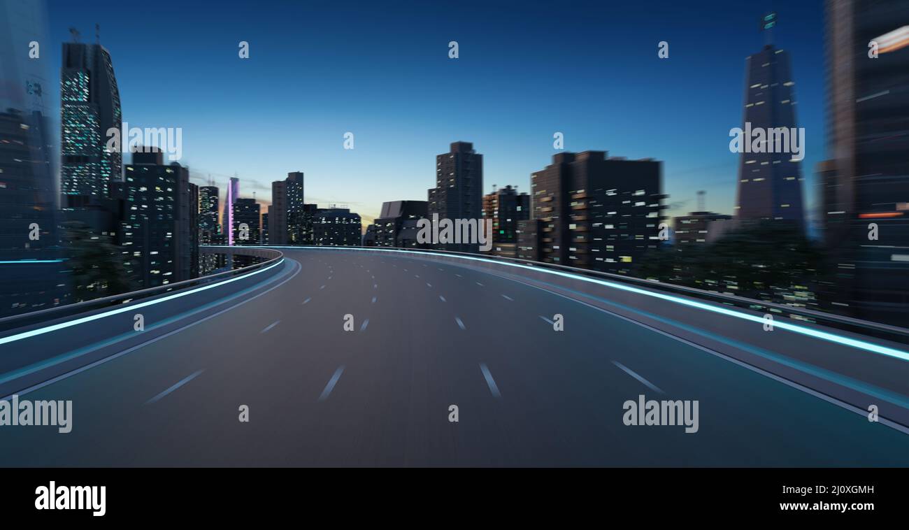 Kurvenreiche Überführung über die Autobahn, die Straße mit Stadtbild vorwärts bewegt Stockfoto