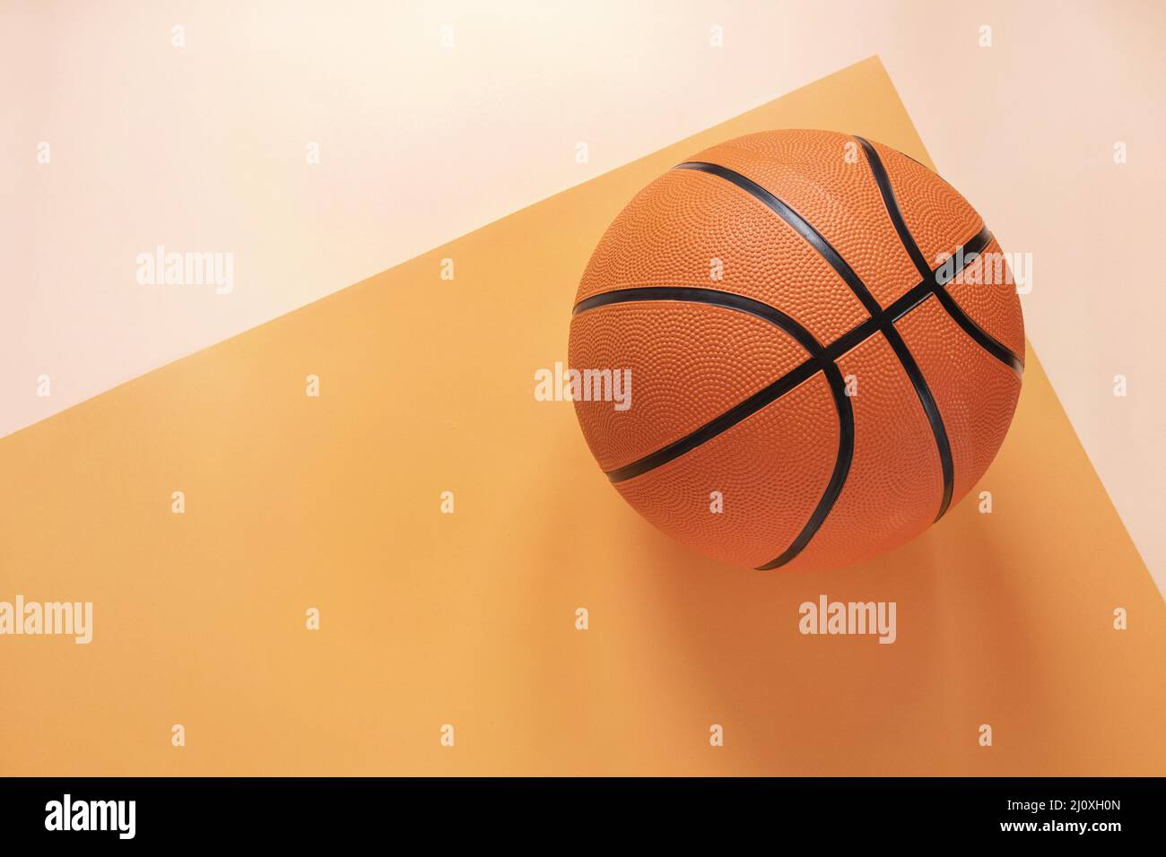 Basketball von oben mit Kopierbereich. Hochwertiges, schönes Fotokonzept Stockfoto