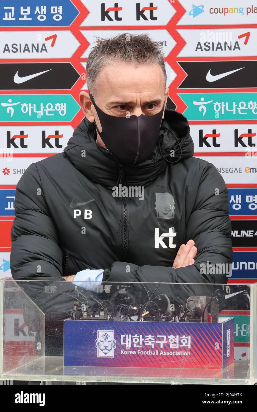 21. März 2022. Im Vorfeld der WM-Qualifikation trifft Paulo Bento, Cheftrainer der südkoreanischen Fußballnationalmannschaft, am 21. März 2022 im National Football Center in Paju, 30 Kilometer nördlich von Seoul, die Presse. Vor dem WM-Qualifying-Heimspiel seines Teams gegen den Iran am 24. März und dem Auswärtsspiel gegen die VAE am 29. März. Kredit: Yonhap/Newcom/Alamy Live Nachrichten Stockfoto