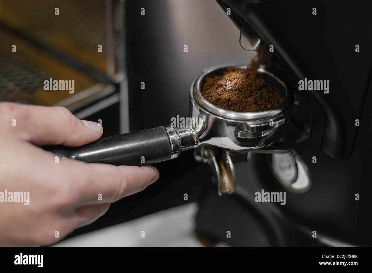 Nahaufnahme des männlichen Barista mit einer professionellen Kaffeemaschine Stockfoto