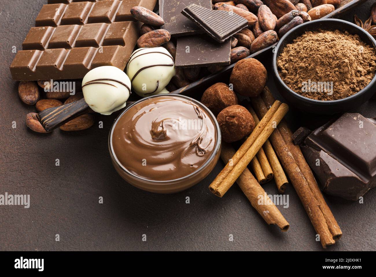 Köstlicher Schokoladenaufstrich aus nächster Nähe. Hochwertiges, schönes Fotokonzept Stockfoto