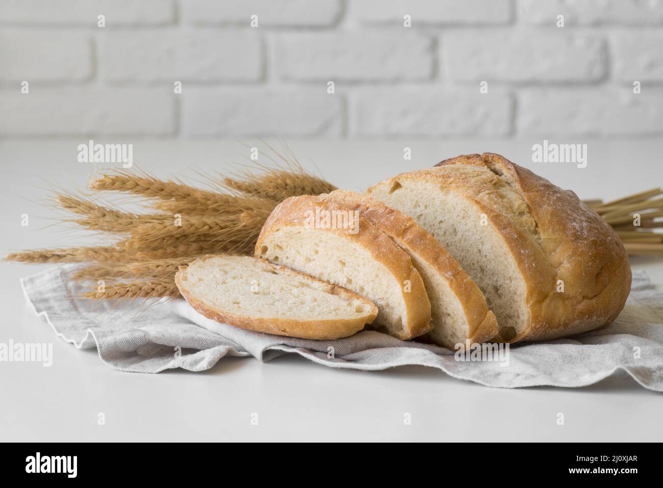 Vorderansicht frisch geschnittenes Brot. Hochwertige Fotos Stockfoto