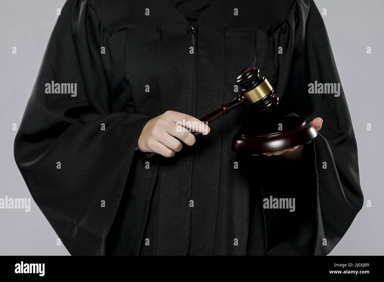 Vorderansicht weibliche Richterin mit Gavel. Hochwertiges, schönes Fotokonzept Stockfoto