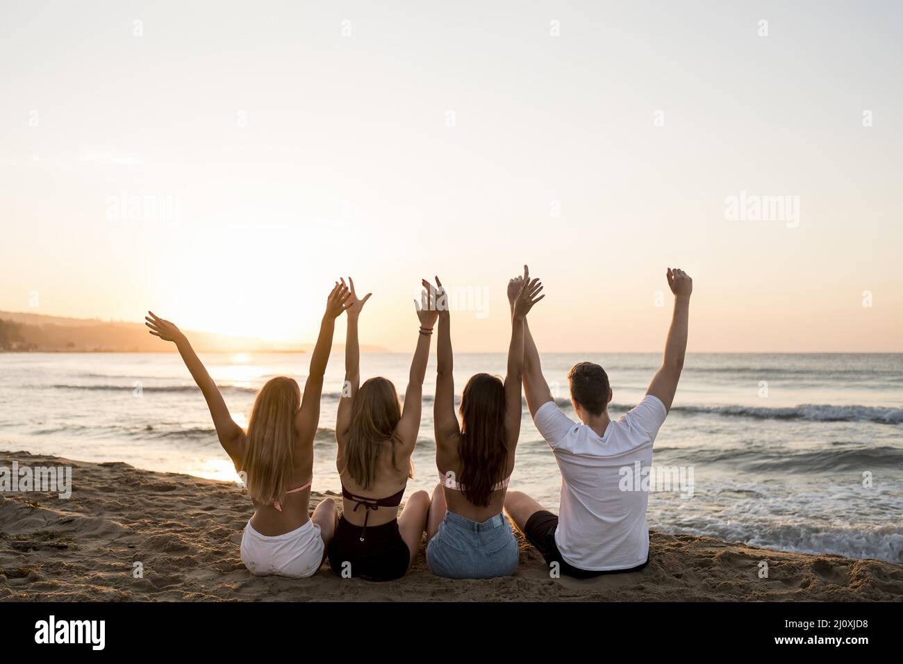 Rückansicht Freunde halten die Hände hoch. Hochwertiges, schönes Fotokonzept Stockfoto