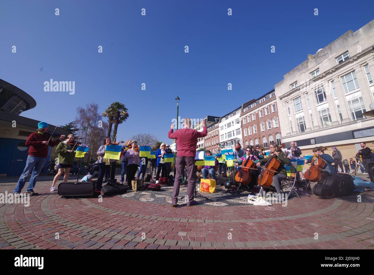 Über hundert Menschen nahmen am 20.. März 2022 an der Demonstration „Stoppt den Krieg in der Ukraine“ in Bournemouth Teil. Orgainsed von Saga Oskarson Kindstrand. Ausgehend vom Bournemouth Square in Dorset ging es mit Transparenten in Richtung Bournemouth Gardens, wo Livemusik zur Unterstützung von Stop the war gespielt wurde.auf dem Bournemouth Square spielte vor dem marsch ein Orchester die ukrainische Nationalhymne. Stockfoto