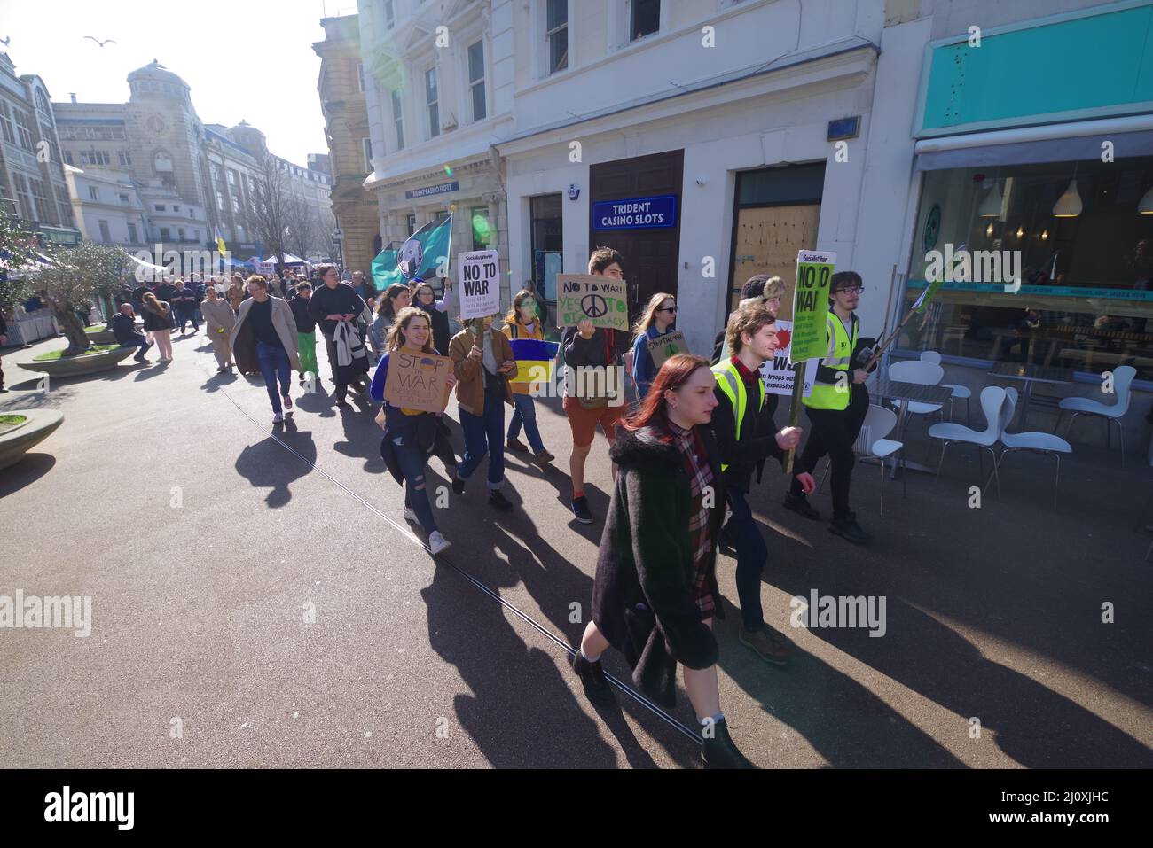 Über hundert Menschen nahmen am 20.. März 2022 an der Demonstration „Stoppt den Krieg in der Ukraine“ in Bournemouth Teil. Orgainsed von Saga Oskarson Kindstrand. Ausgehend vom Bournemouth Square in Dorset ging es mit Transparenten in Richtung Bournemouth Gardens, wo Livemusik zur Unterstützung von Stop the war gespielt wurde.auf dem Bournemouth Square spielte vor dem marsch ein Orchester die ukrainische Nationalhymne. Stockfoto