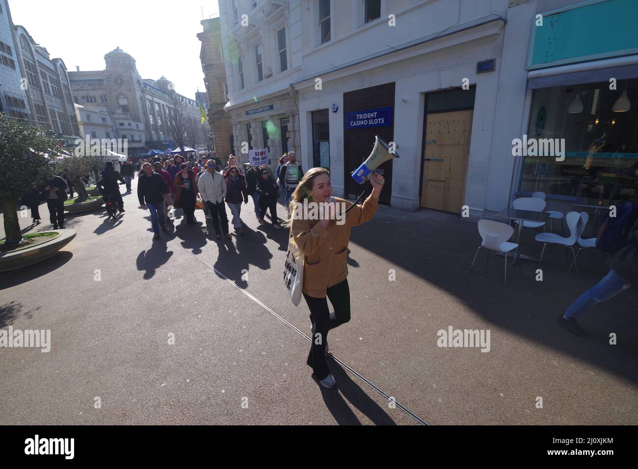 Über hundert Menschen nahmen am 20.. März 2022 an der Demonstration „Stoppt den Krieg in der Ukraine“ in Bournemouth Teil. Orgainsed von Saga Oskarson Kindstrand. Ausgehend vom Bournemouth Square in Dorset ging es mit Transparenten in Richtung Bournemouth Gardens, wo Livemusik zur Unterstützung von Stop the war gespielt wurde.auf dem Bournemouth Square spielte vor dem marsch ein Orchester die ukrainische Nationalhymne. Stockfoto