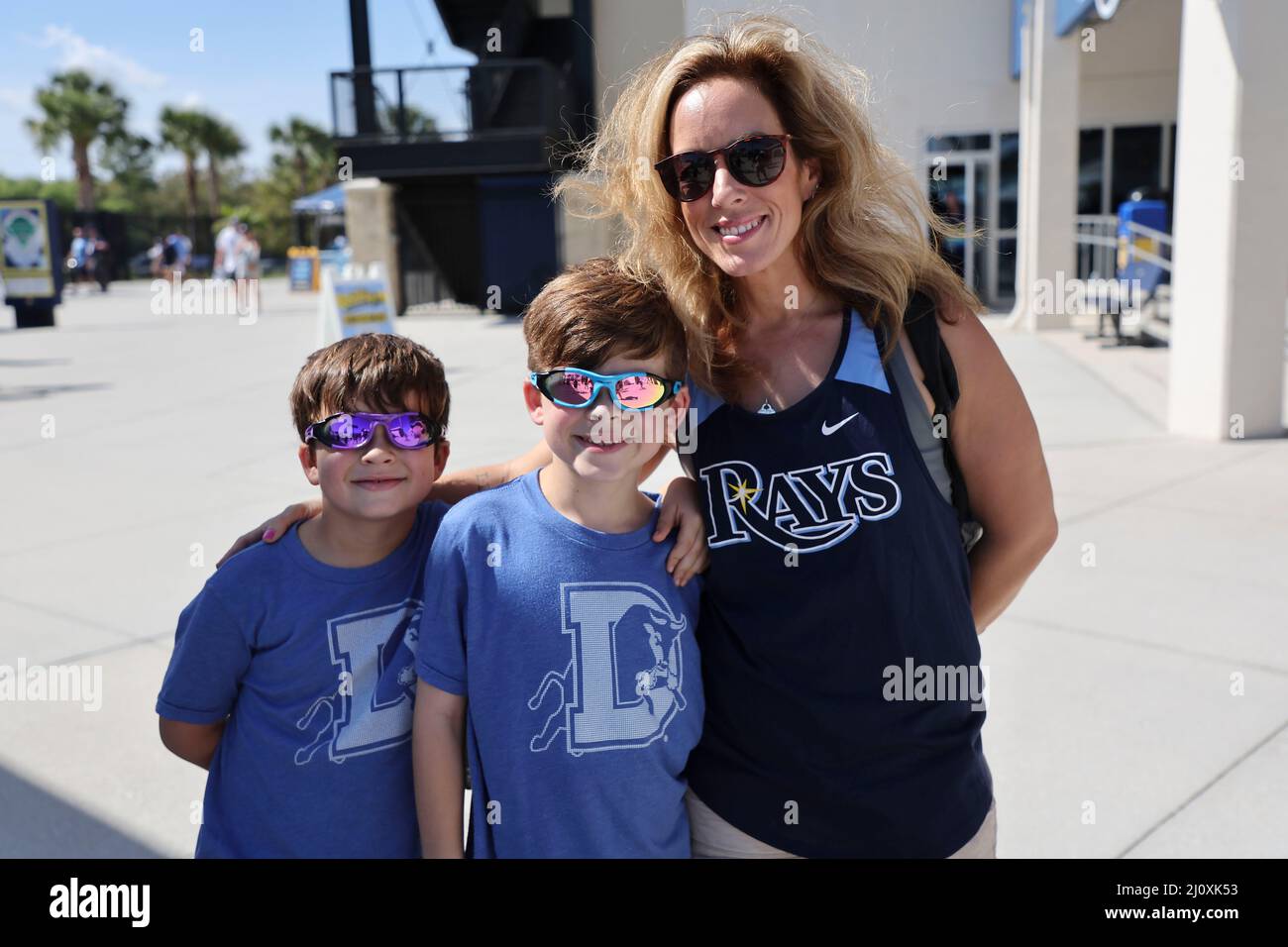 Port Charlotte, FL USA: Fans von Tampa Bay Rays und Durham Bulls genießen einen großartigen Eröffnungstag während eines Baseballspiels im Frühjahr gegen die Atlanta Braves am Samstag, den 19. März 2022, im Charlotte Sports Park. Die Rays und Braves spielten 4-4 in neun Innings. (Kim Hukari/Bild des Sports) Stockfoto