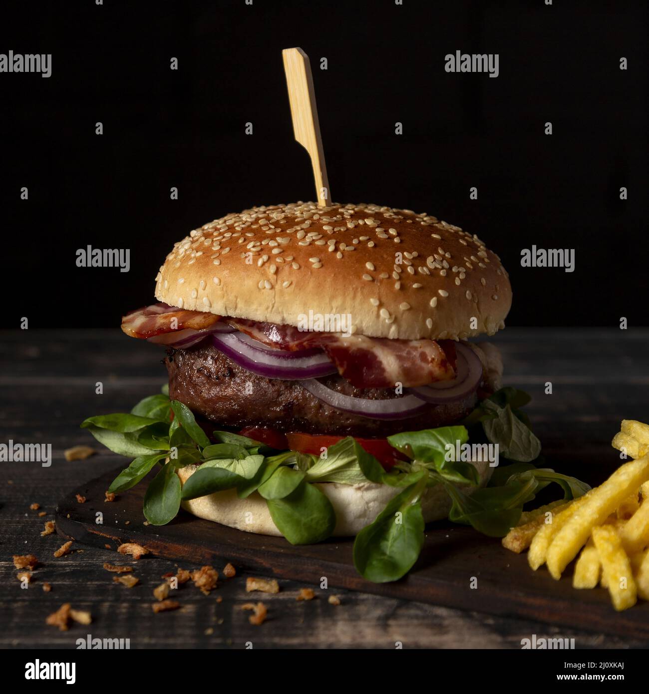 High-Angle-Burger mit Pommes-Frites-Tisch Stockfoto