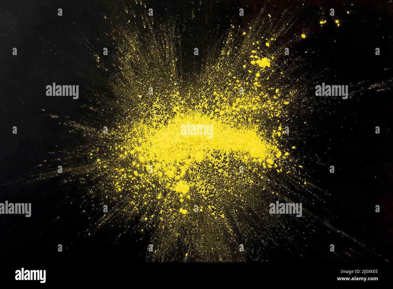 Explosiongelb gefärbte pulverschwarze Oberfläche. Hochwertiges, schönes Fotokonzept Stockfoto