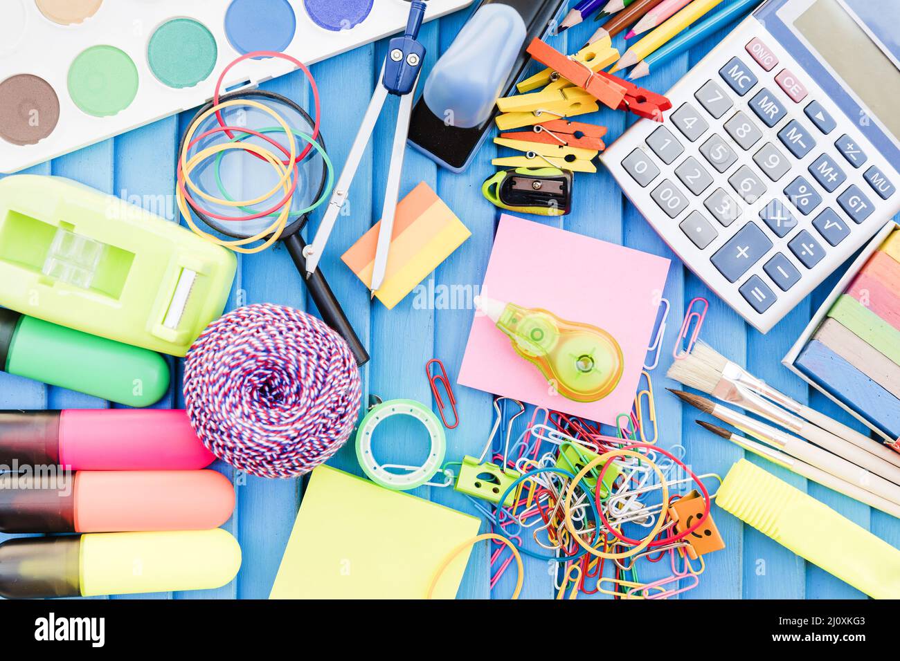 Haufen verschiedene Schulsachen. Hochwertiges, schönes Fotokonzept Stockfoto