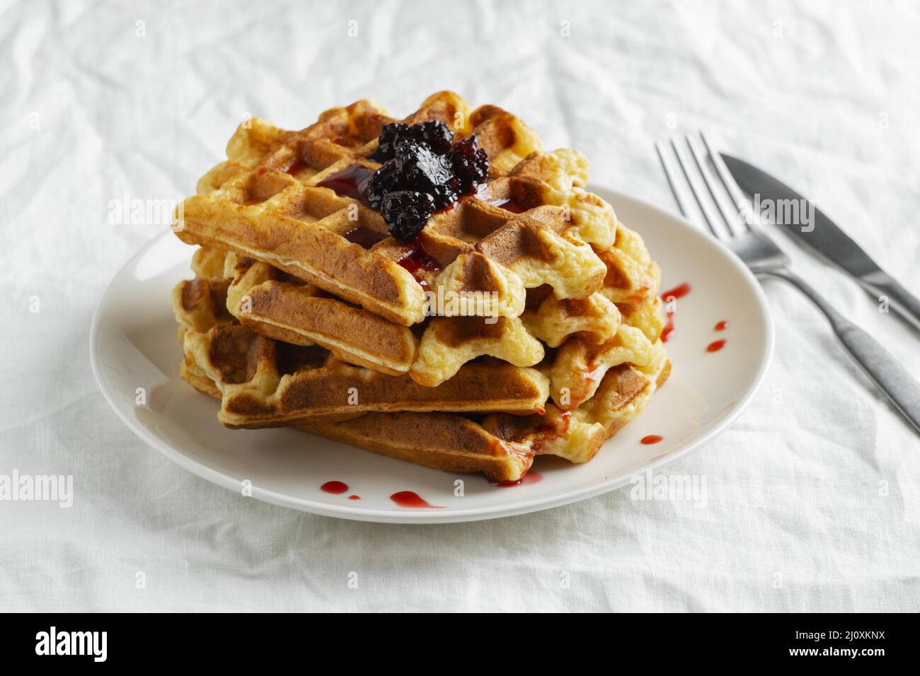 High-Angle-Waffeln mit Obstteller. Hochwertiges, schönes Fotokonzept Stockfoto