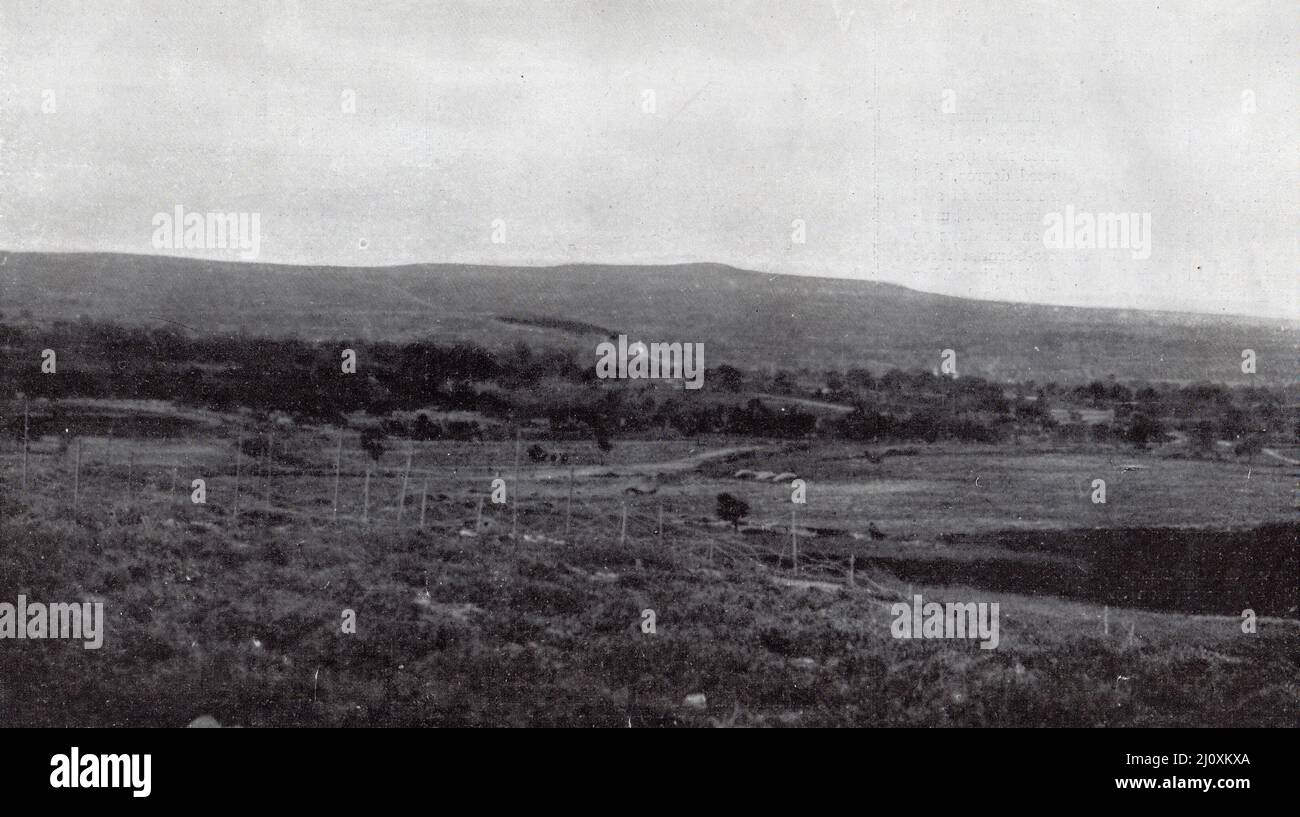 Gallipoli-Kampagne 1915; Blick auf die Achi-Baba-Höhen und die osmanischen Verteidigungsanlagen. Schwarzweiß-Foto Stockfoto