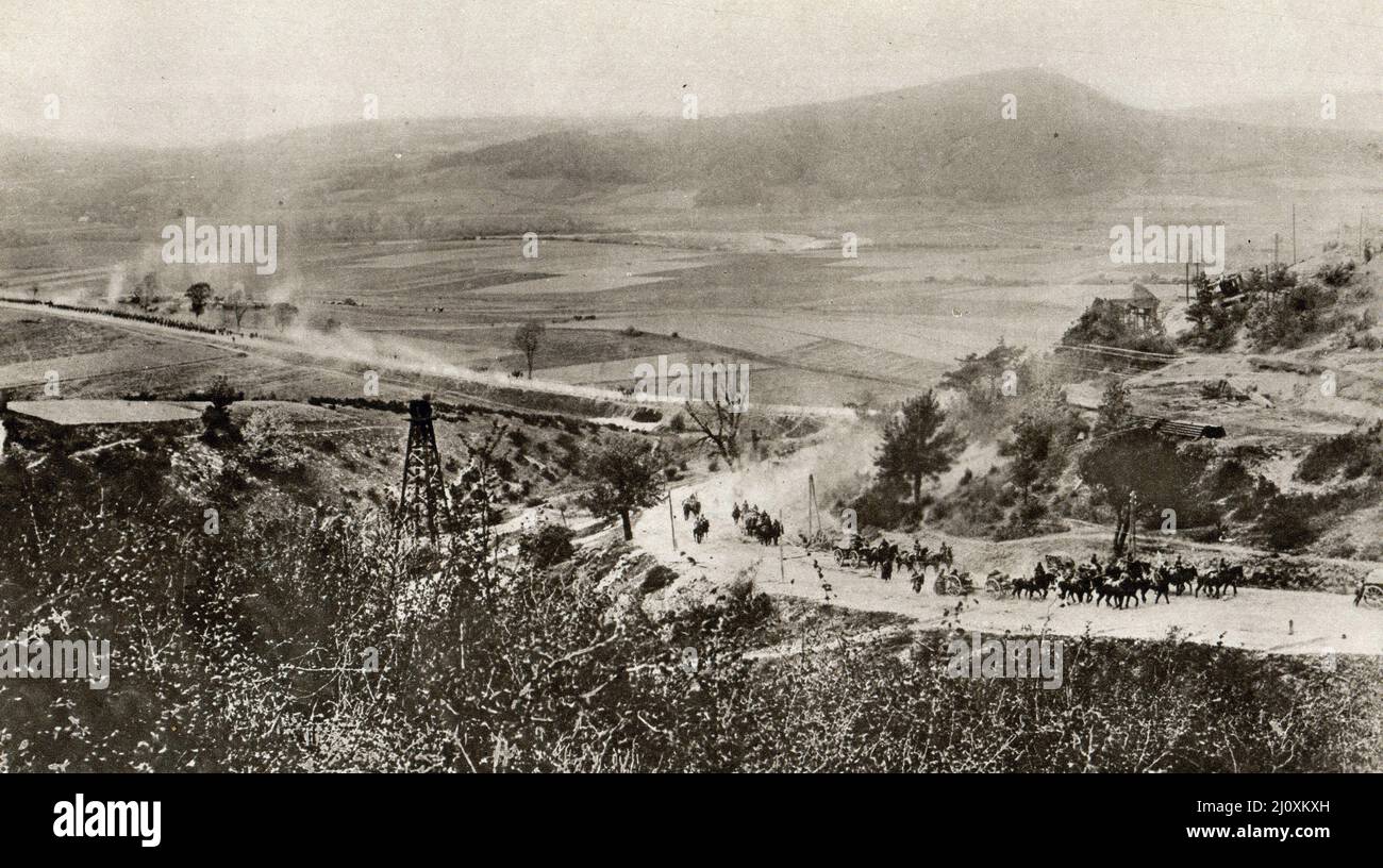 Russische Truppen ziehen sich aus Galizien zurück (jetzt Teil der Ukraine) 1915; man beachte das Öl gut auf der linken Seite. Schwarzweiß-Foto Stockfoto