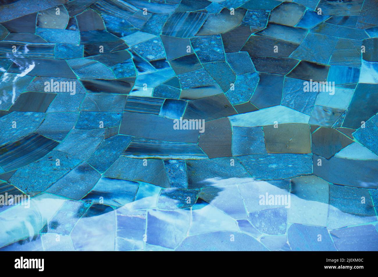 Wellige Wasseroberfläche des Swimmingpools Stockfoto