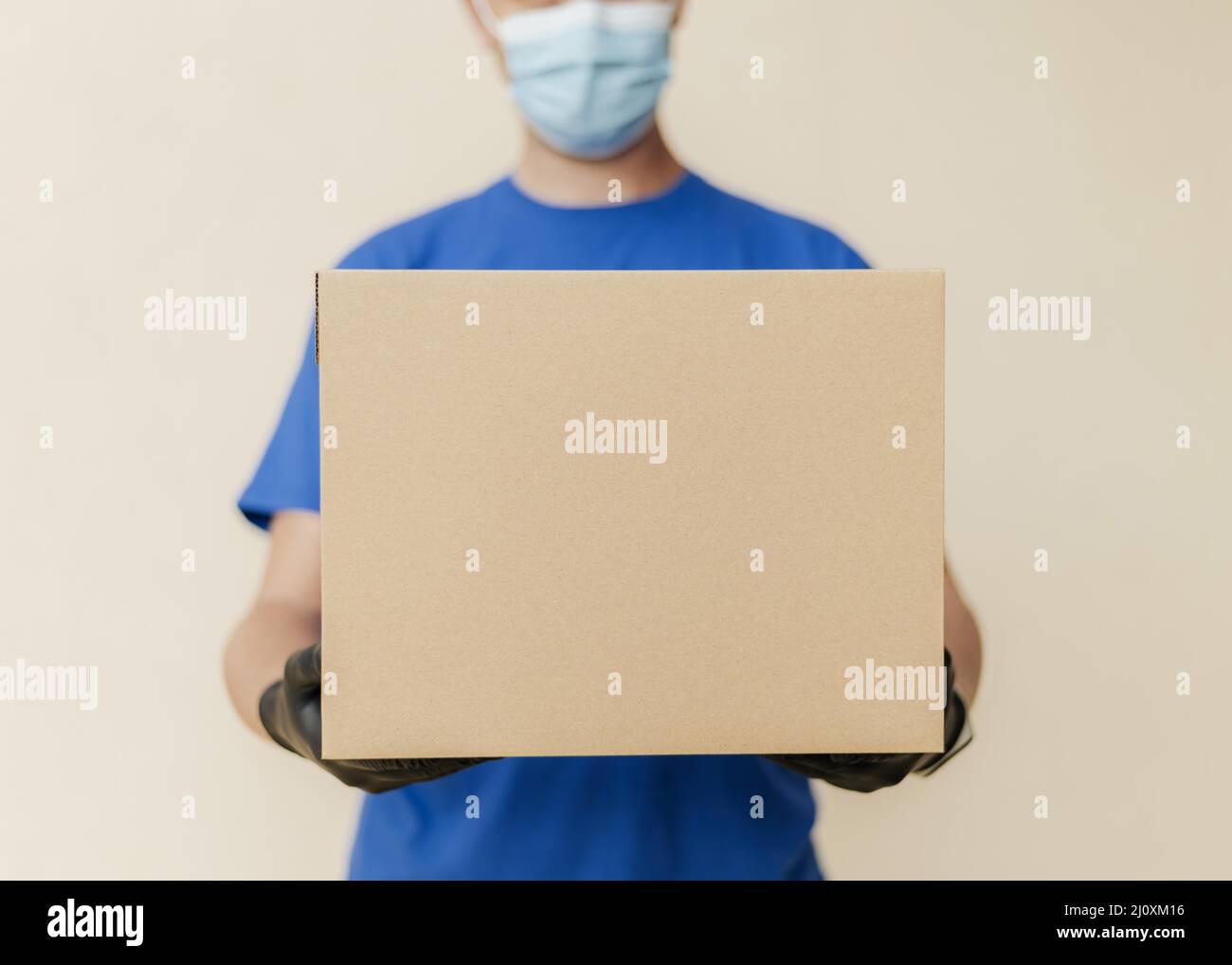 Nahaufnahme Lieferung Mann halten Box. Hochwertiges, schönes Fotokonzept Stockfoto