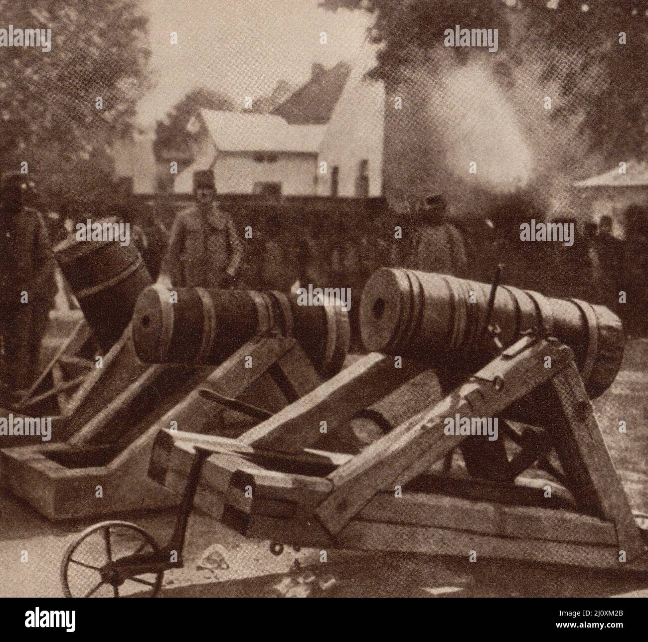 1. Weltkrieg; russische Grabenmörtel in Polen, um 1915. Schwarzweiß-Foto Stockfoto