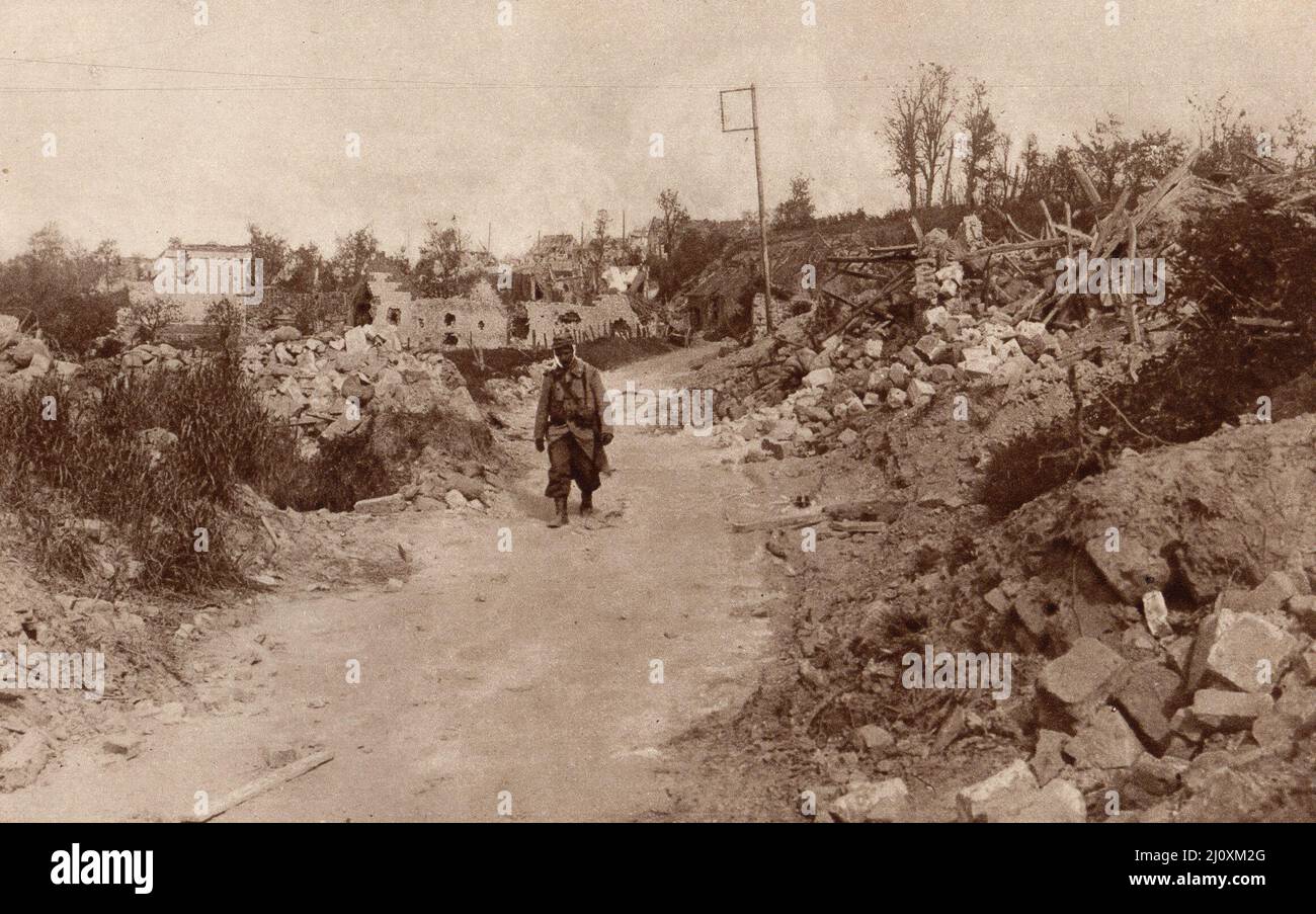 1. Weltkrieg; Hauptstraße von Carency bei Arras, Nordfrankreich, nach der Eroberung durch französische Truppen in der Schlacht von Artois 2.; das Dorf wurde bei den Kämpfen vollständig zerstört. Schwarzweiß-Foto Stockfoto