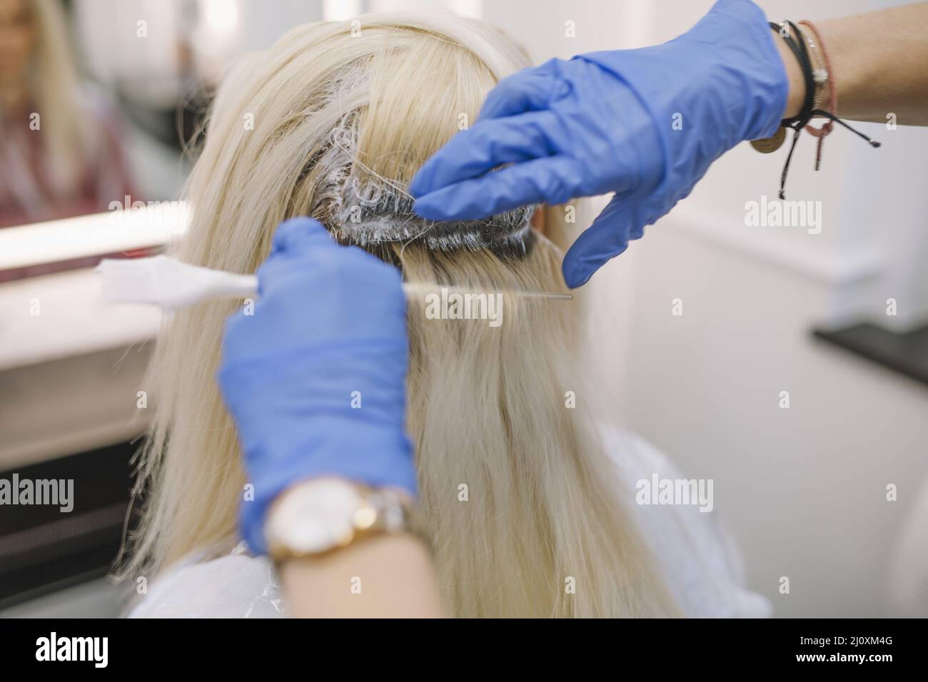 Prozess Haarfärbung Friseur Salon. Hochwertige Fotos Stockfoto