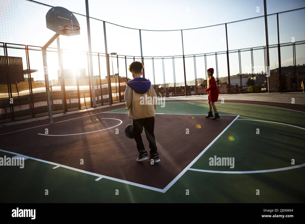 Kinder spielen Basketballfeld. Hochwertige Fotos Stockfoto