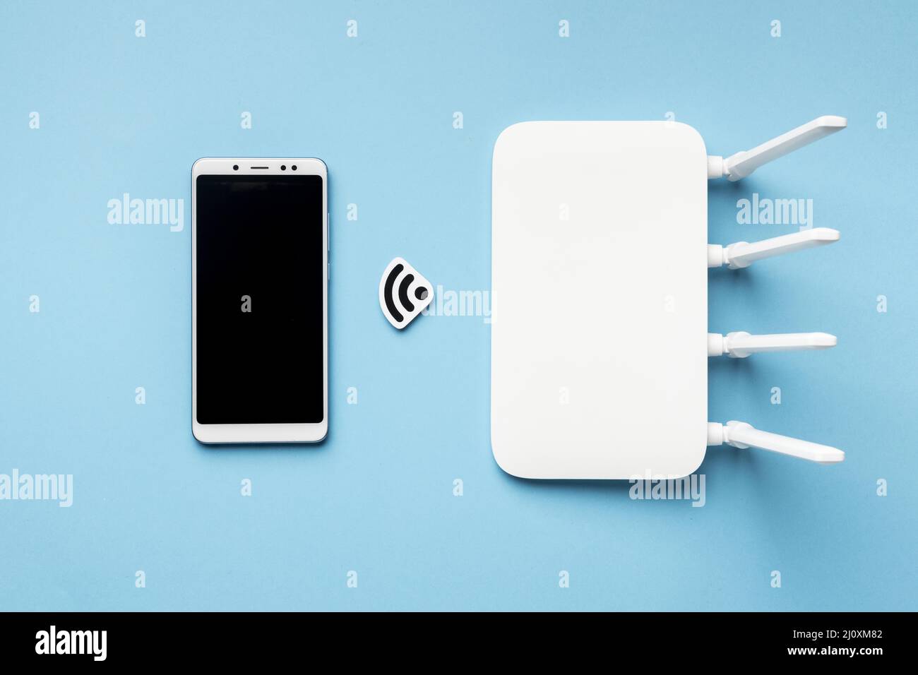 wi-Fi-Router von oben mit Smartphone. Hochwertige Fotos Stockfoto