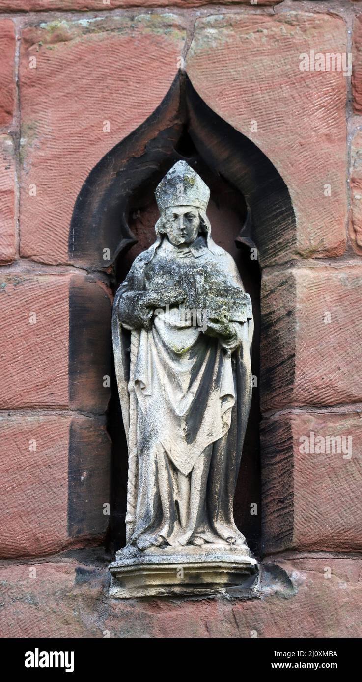Eine Statue des Heiligen Tschad über der Südterrasse, die Kirche des Heiligen Tschad, Lichfield, Staffordshire Stockfoto