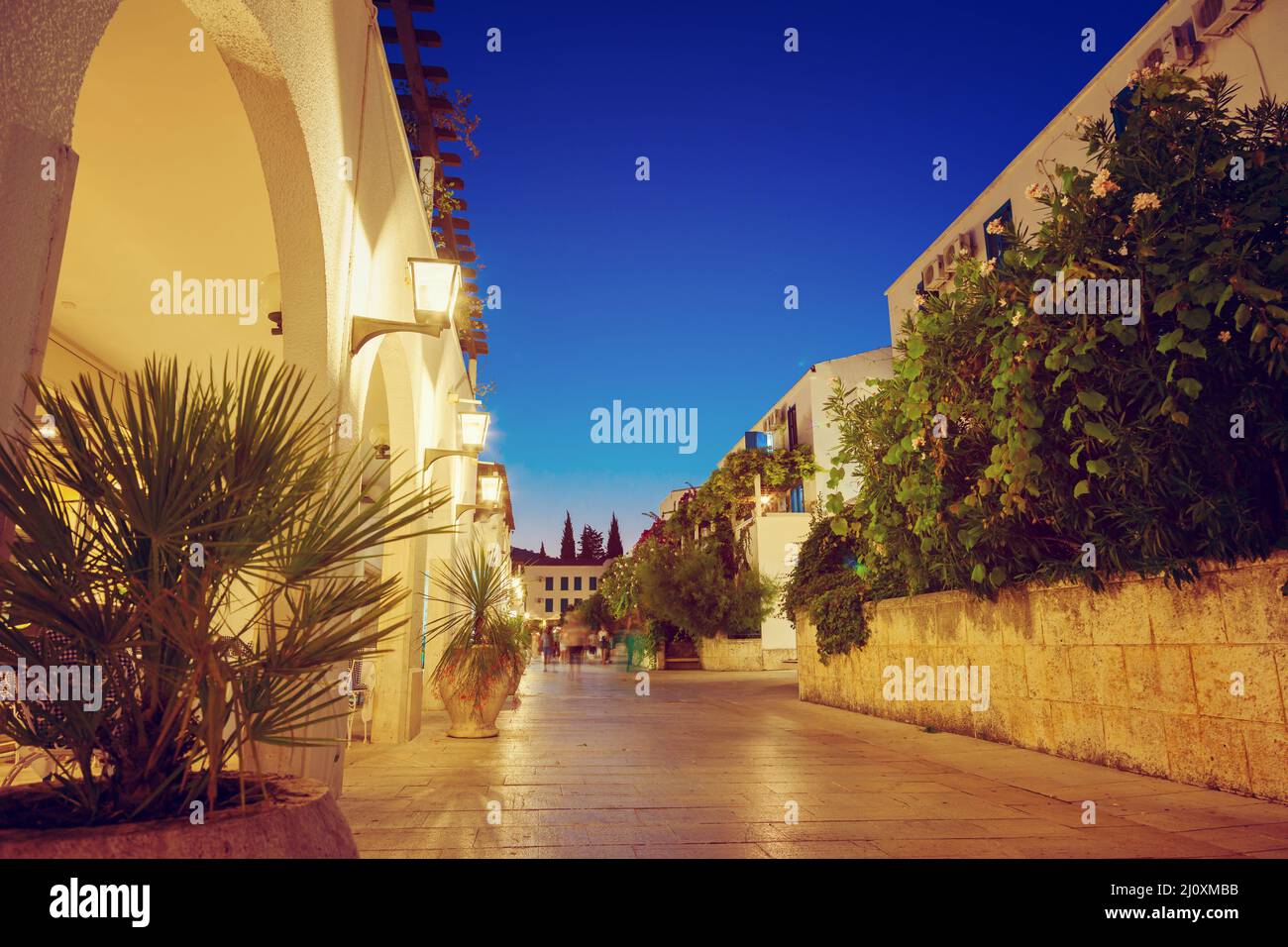 Nachtstraße in der Stadt Budva. Montenegro, Balkan, Europa. Beauty-Welt. Stockfoto