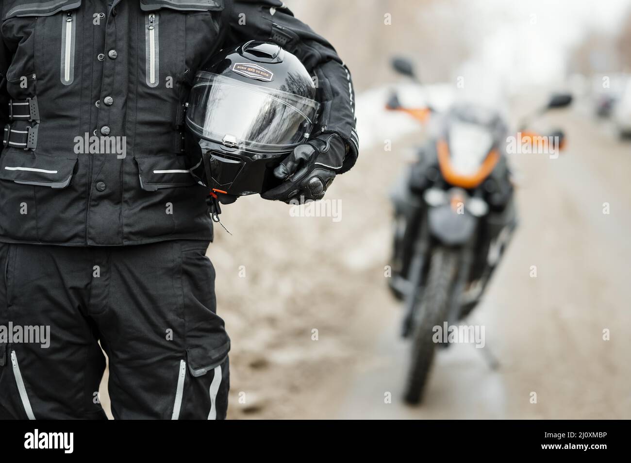 Männer reiten Motorrad Wintertag Stockfoto