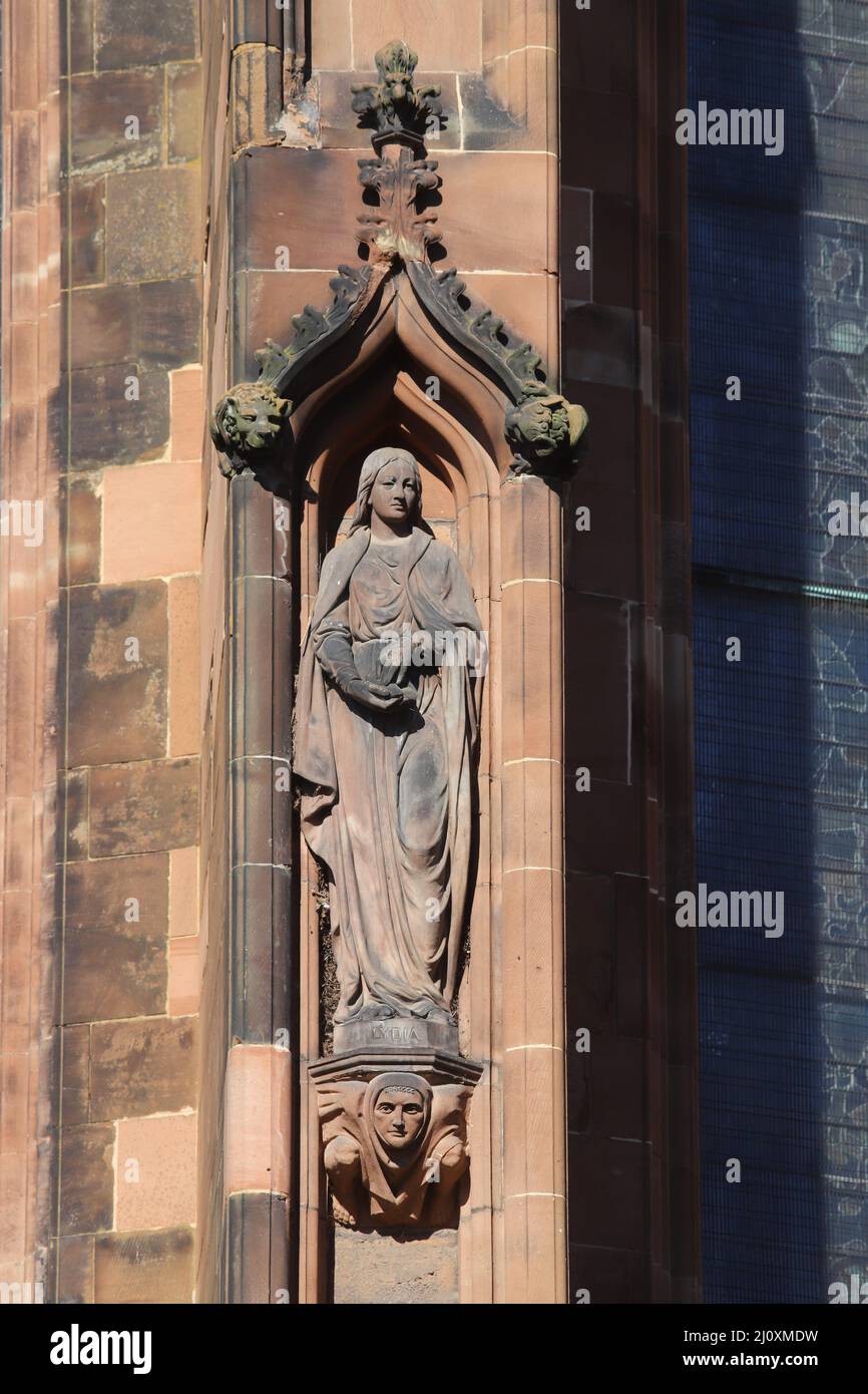 Statue von Lydia an der Südwand der Kathedrale von Lichfield Stockfoto