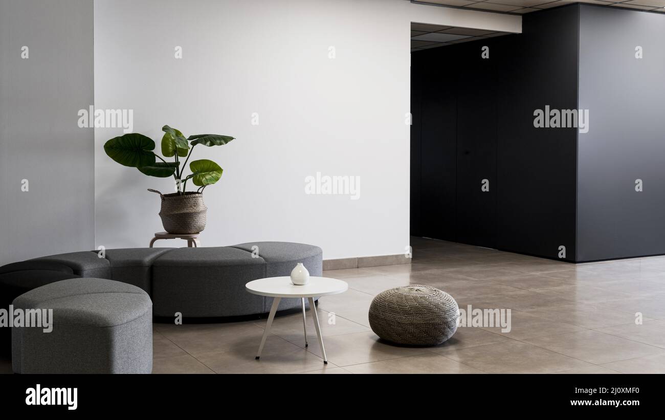 Firmengebäude mit minimalistisch leerem Zimmer 2. Hochwertiges, schönes Fotokonzept Stockfoto