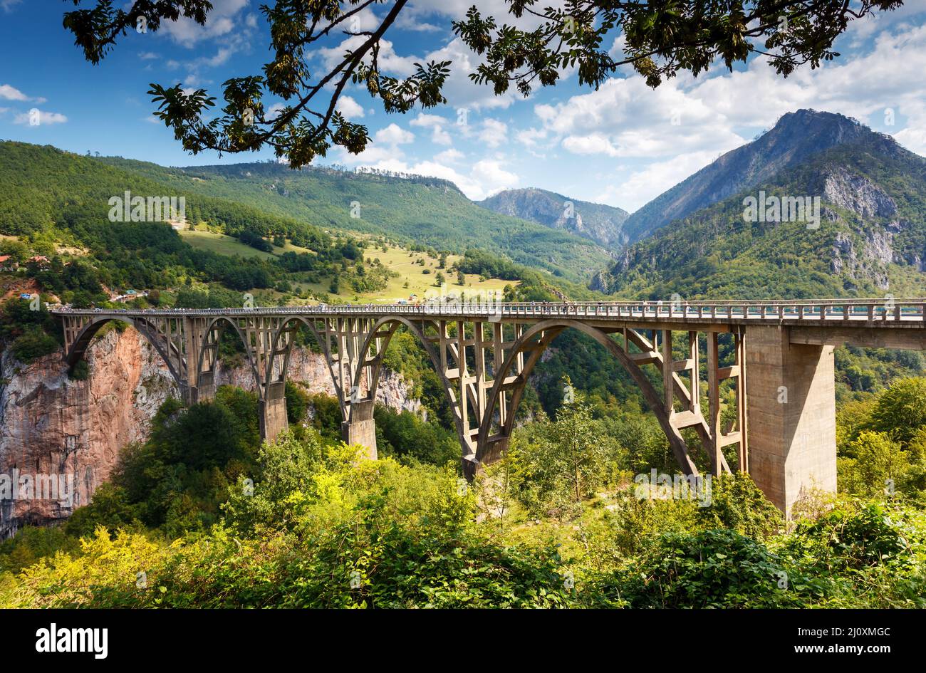 Alte große Brücke in Durdevica und fantastischer Aussicht Tara River Gorge - ist die größte Schlucht Europas im Nationalpark Durmitor, Montenegro. Balka Stockfoto