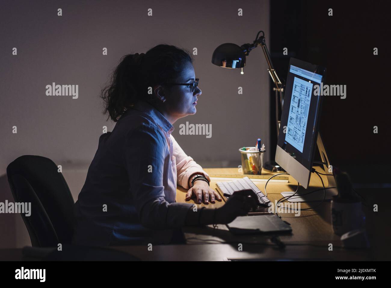 Designer arbeiten nachts Stockfoto