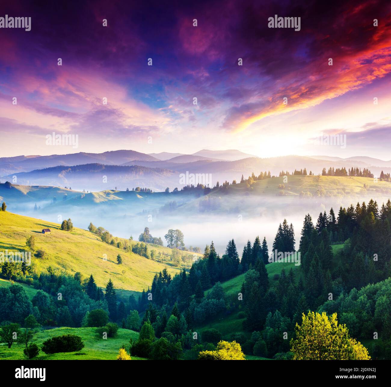 Majestätische Berglandschaft mit bunten Wolken. Dramatischer, bedeckender Himmel. Karpaten, Ukraine, Europa. Beauty-Welt. Stockfoto