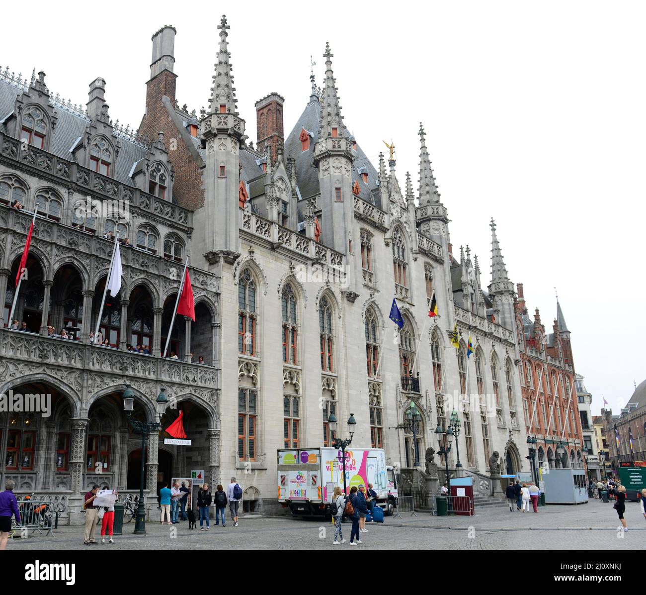 Historium Brügge und das Provinzgericht am Grote Markt in Bruge, Belgien. Stockfoto