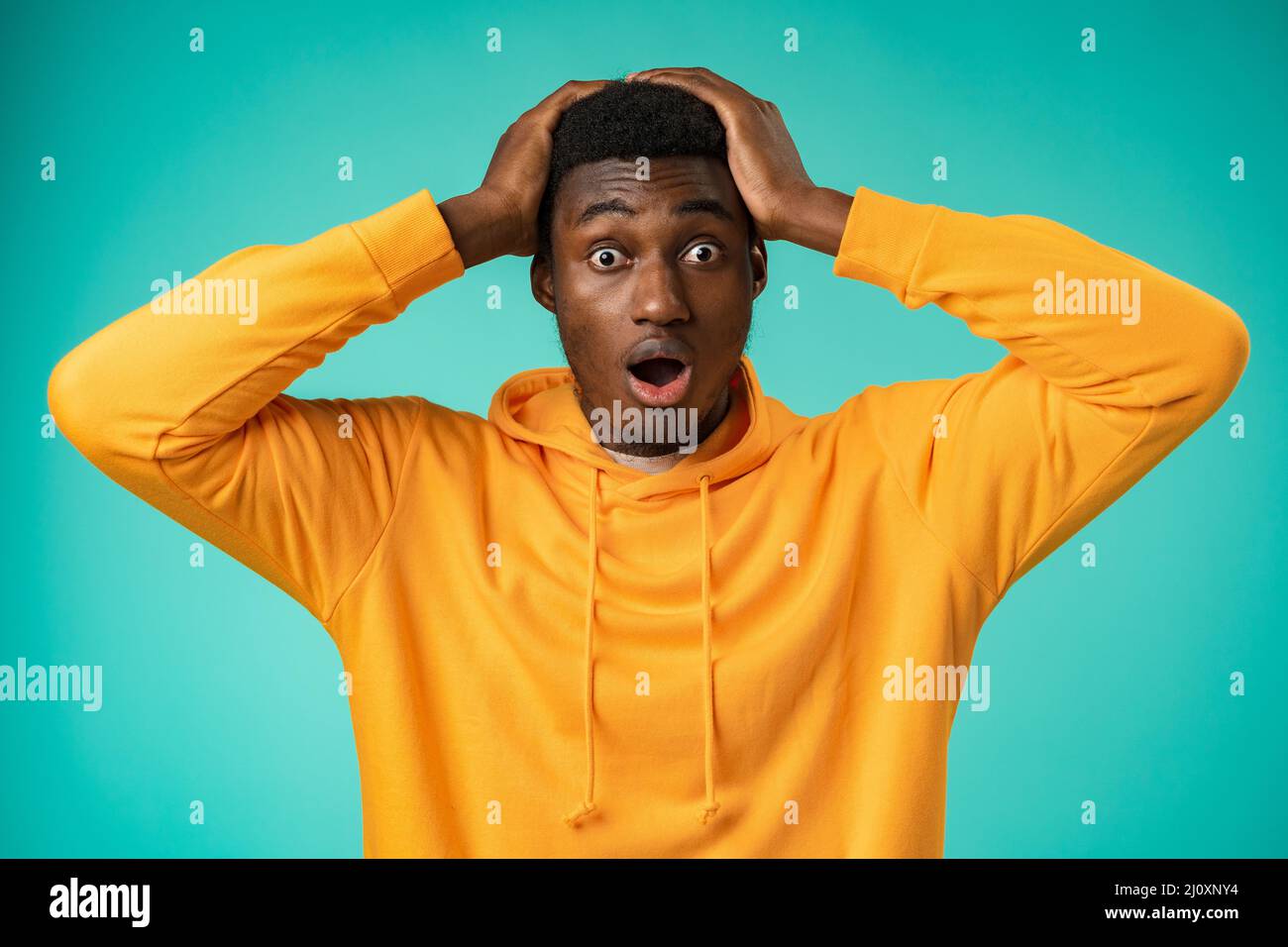 Junge schwarze ängstlich Mann besorgt nervös Fehler Problem über Minze Hintergrund Stockfoto