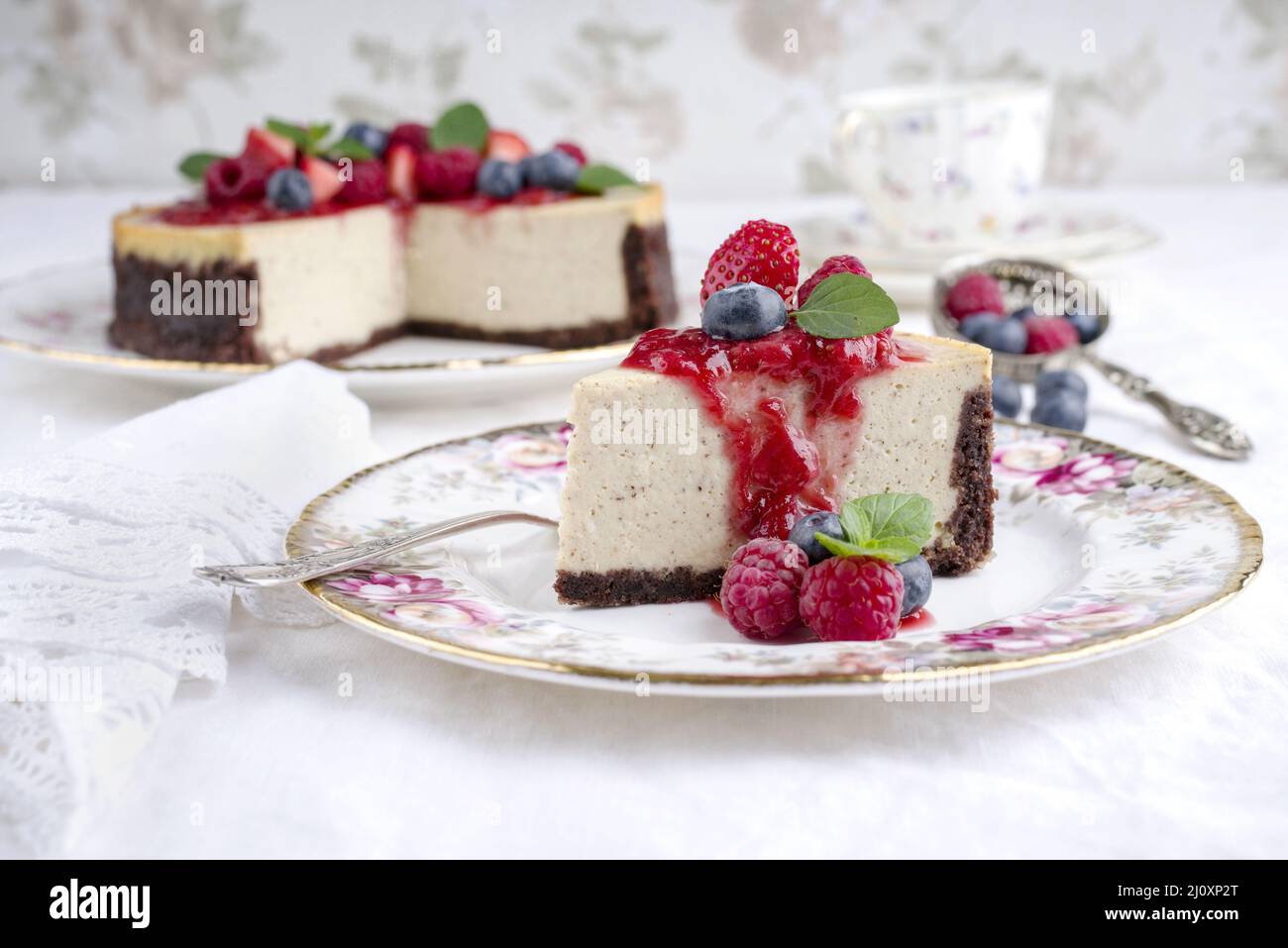 Traditioneller amerikanischer New Yorker Käsekuchen mit Früchten, die als  Nahaufnahme auf der Designplatte angeboten werden Stockfotografie - Alamy