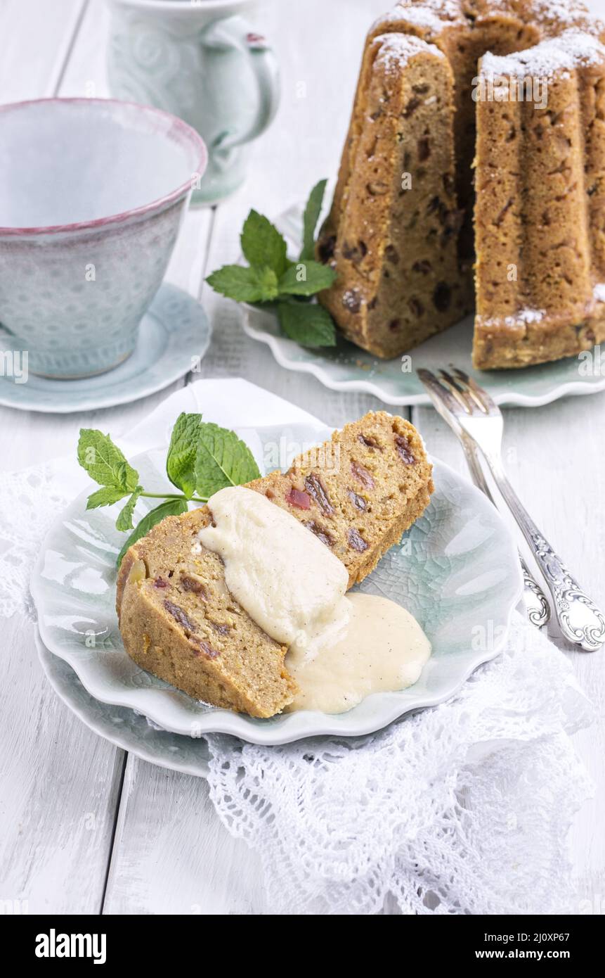 Plumpudding Cake mit Vanillesauce Stockfoto