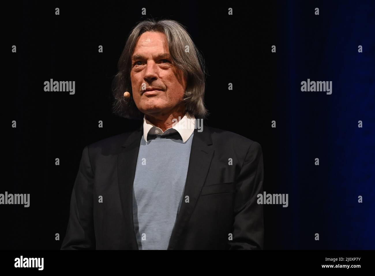 Köln, Deutschland. 20. März 2022. Der Arzt Dr. Hans-Wilhelm Müller-Wohlfahrt liest und spricht auf dem internationalen literaturfestival lit.Cologne Quelle: Horst Galuschka/dpa/Alamy Live News Stockfoto