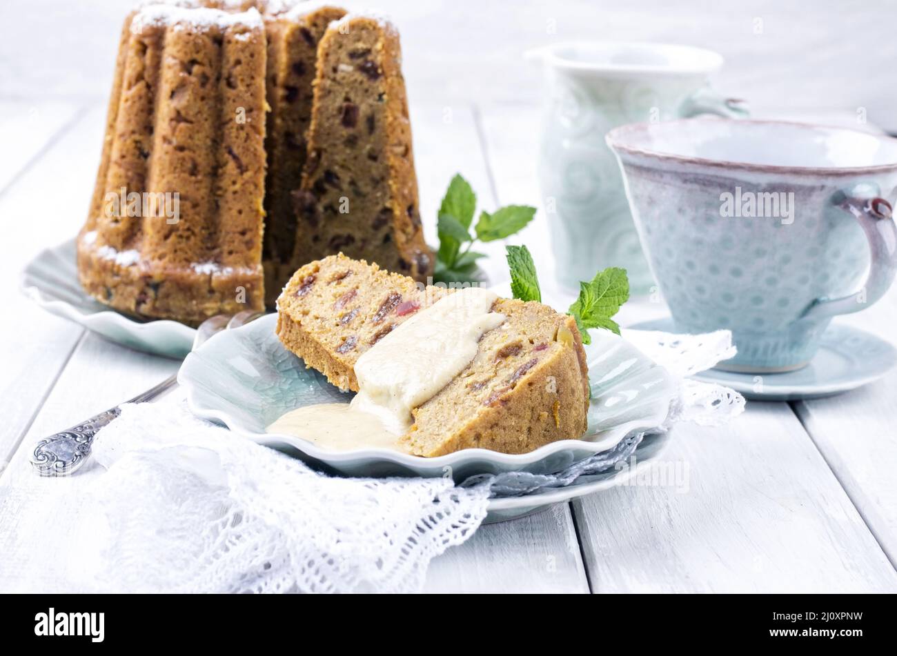 Kuchen mit Vanillesauce Stockfoto